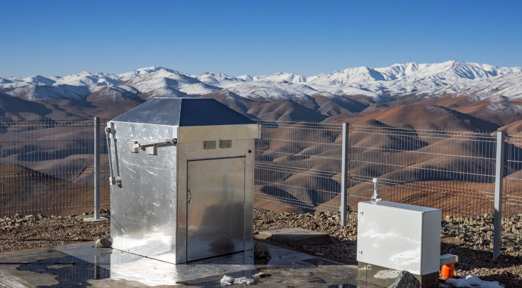 Het MASCARA-station op ESO’s La Silla-sterrenwacht heeft in juli 2017 zijn eerste licht opgevangen. De nieuwe faciliteit zal gaan zoeken naar exoplaneten die voor hun heldere moedersterren langs schuiven, en een catalogus samenstellen van exoplaneten di