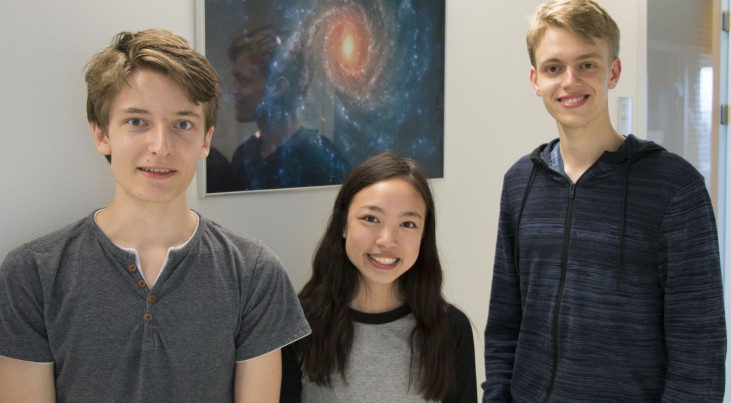 De winnaars van de Nederlandse Sterrenkunde Olympiade 2018. Van links naar rechts Arnaud Saint-Genez (derde), Kim Bui (eerste), Sverre Creuwels (tweede).  Credit: Esther Hanko