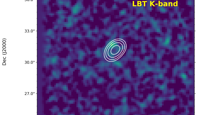 Nabij-infraroodopname met de Large Binocular Telescope in Arizona, VS, met de radio-emissie in wit. Het feit dat het sterrenstelsel niet is waargenomen op infraroodgolflengten op de plek waar de radiostraling vandaan komt, bevestigt mede dat het hier om e