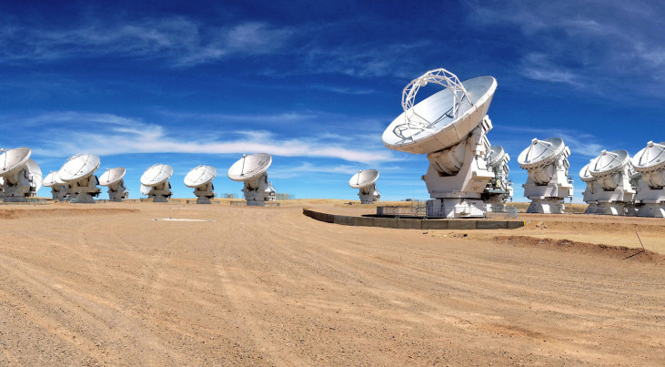 De Atacama Large Millimeter/submillimeter Array, in Chili heeft 66 radioschotels die straling opvangen uit het heelal. (c) ESO