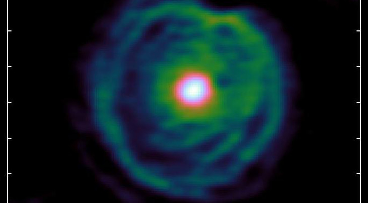 De sterrenwind van deze rode reus vormt een spiraal. Dat is een indirecte indicatie dat de ster niet alleen is, maar deel uitmaakt van een dubbelster. (c) ALMA (ESO/NAOJ/NRAO)/L. Decin et al.