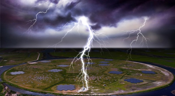 Artistieke weergave van bliksem boven het centrale deel van LOFAR. (c) Danielle Futselaar