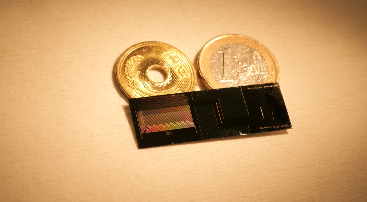 DESHIMA, een Japans-Nederlandse spectrometer-op-een-chip bevat 49 antennes en is zo klein als een munt van euro en een munt van vijf Japanse yen. (c) SRON/Jochem Baselmans
