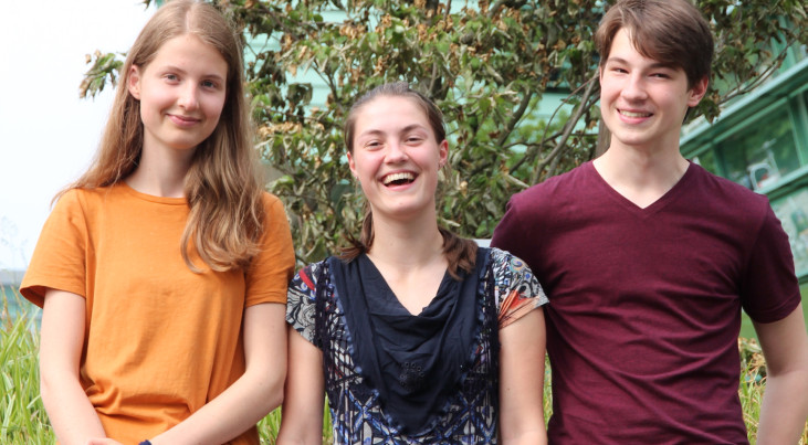 De winnares van de Nederlandse Sterrenkunde Olympiade 2019, geflankeerd door de nummers 2 en 3. Van links naar rechts: Annemarijn Zwerver, Dominique Wanningen en Tijn Ansems.  Credit: Radboud Universiteit 