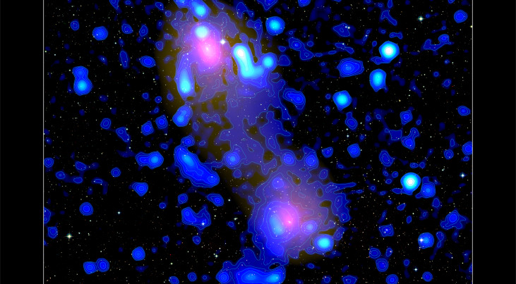 Samengesteld beeld van de twee clusters van sterrenstelsels Abell 0399 en Abell 0401.
 (c) DSS & Pan-STARRS1 (optisch), XMM-Newton (röntgen), PLANCK satellite (y-parameter), F.Govoni et al. 2019, Science (radio). Door M.Murgia, INAF.