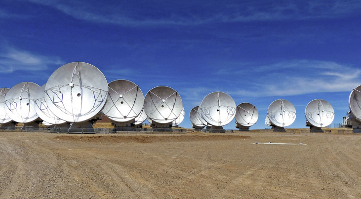 Een deel van de ALMA-schotels op de Chajnantor-hoogvlakte in het Andesgebergte in het noorden van Chili.  Credit: ESO 