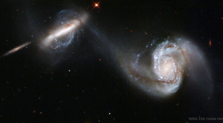 Twee sterrenstelsels smelten samen. (c) NASA/ESA/Hubble