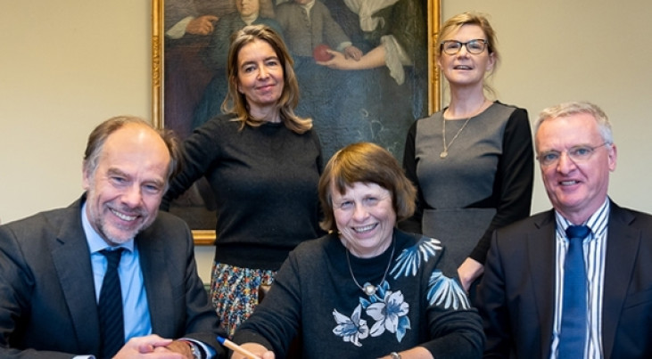 Prof.dr. Carel Stolker (rector magnificus), Juliette Nieuwland (LUF), prof.dr. Ewine van Dishoeck, Eline Danker (directeur LUF) en prof.dr. Tim de Zeeuw.