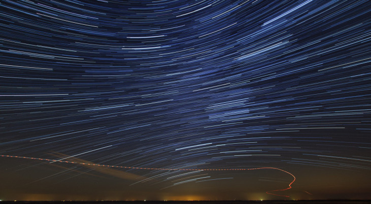 Stersporen tijdens de nacht op Ameland, met het vliegpad van een helikopter op de voorgrond. Credit: Johan van der Wielen)