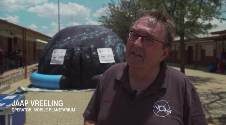 Jaap Vreeling (NOVA) met het mobiele planetarium bij een school in Namibië. (c) CNN