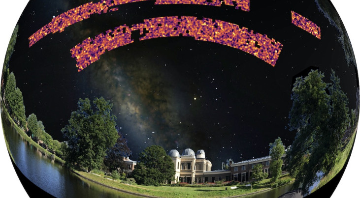 De KiDS-kaart op schaal geprojecteerd op de nachtelijke hemel boven de Oude Sterrewacht Leiden. De kaart toont de oneffenheden in de materieverdeling in het heelal op basis van zwakke zwaartekrachtlenzen. (c) B.Giblin, K.Kuijken en het KiDS-team