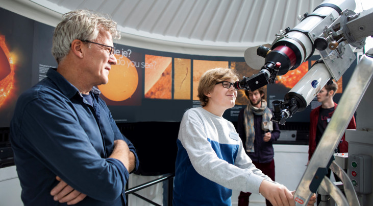 Zonnetelescoop Sonnenborgh. Tuur met onbewolkt weer naar de zon op de mooiste plekken in het land, zoals hier bij Sonnenborgh in Utrecht. (c) Marieke Wijntjes