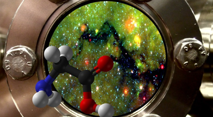 Samengesteld beeld van het molecuul glycine, donkere interstellaire wolken en een detail van de laboratoriumopstelling. (c) Harold Linnartz / Universiteit Leiden