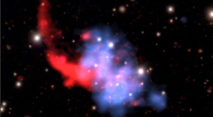 Verre clusters van sterrenstelsels. (c) PanSTARRS/NASA/ Chandra/LOFAR