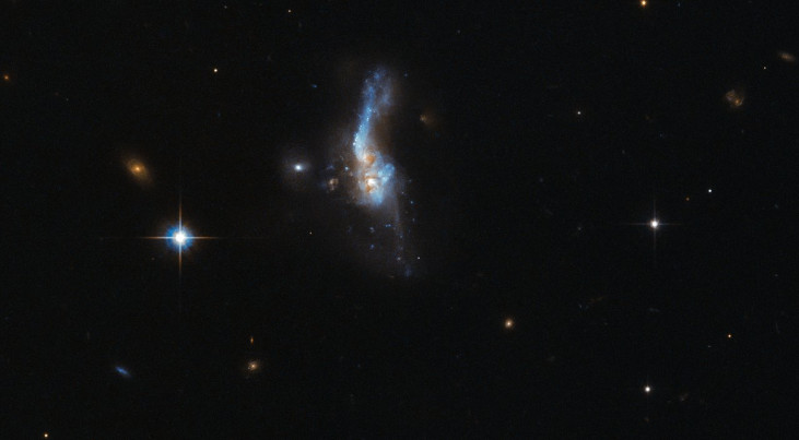 Voorbeeld van een ultra-lumineus sterrenstelsel, met een helderheid van biljoenen zonnen. Credit: ESA/Hubble