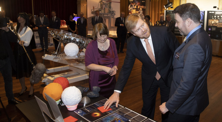 IAU-president Ewine van Dishoeck en Koning Willem-Alexander op het Gala van de Sterrenkunde op 17 dec 2019 in Leiden