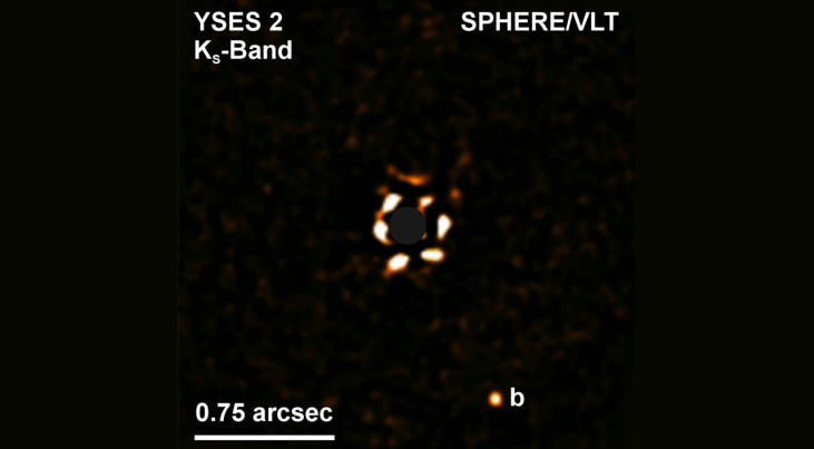 Directe afbeelding van exoplaneet YSES 2b (rechtsonder) en ster (midden). (c) ESO/SPHERE/VLT/Bohn et al.