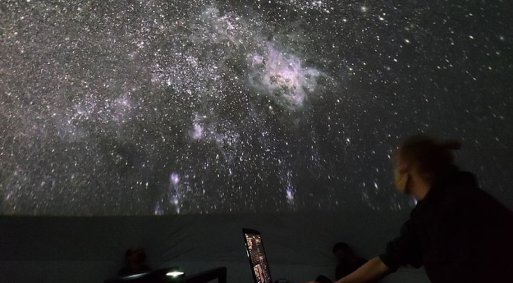 Data van de MeerLICHT telescoop in het NOVA mobiel planetarium. (c) NOVA.