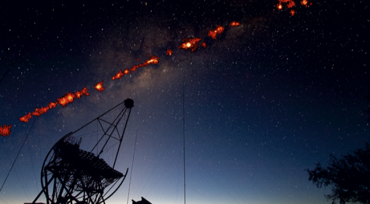 De nachtelijke hemel, met de Melkweg, zoals gezien in Namibië, met één van de H.E.S.S. telescopen op de achtergrond. Hierin gemonteerd op de juiste locatie: de gammastraling van de bronnen in de Melkweg. Credit: H.E.S.S., F. Acero.