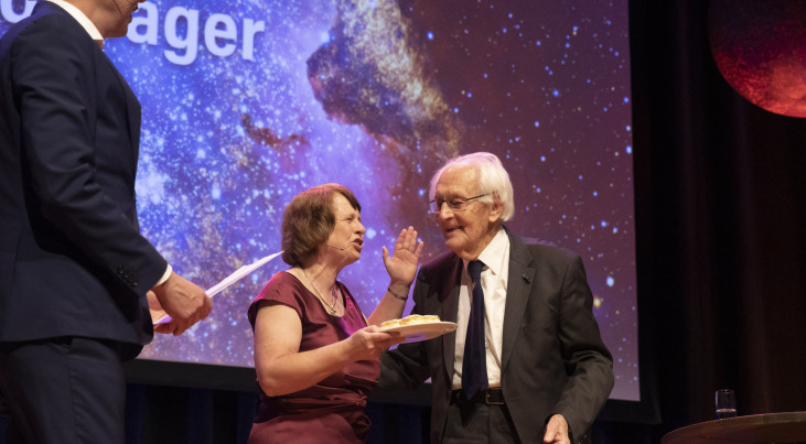 Kees de Jager tijdens een van zijn laatste optredens in het openbaar, op het Gala van de Sterrenkunde in december 2019. Fotocredit: Bob Bronshoff/New Scientist