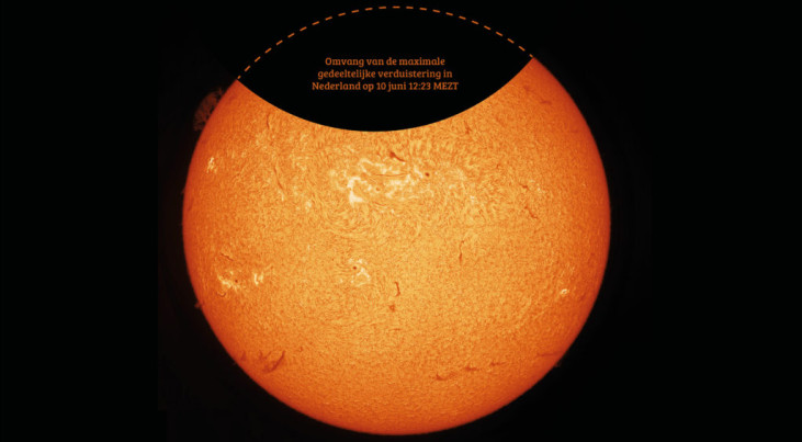 Illustratie van de maximale gedeeltelijke zonsverduistering. De gestippelde lijn geeft de grens van de zonnerand weer op het moment dat 29% van de zon is afgedekt door de maan. Zon gefilterd in H-alpha. Credit: KNVWS/Michael Wilkinson, Blaauw Sterrenwacht