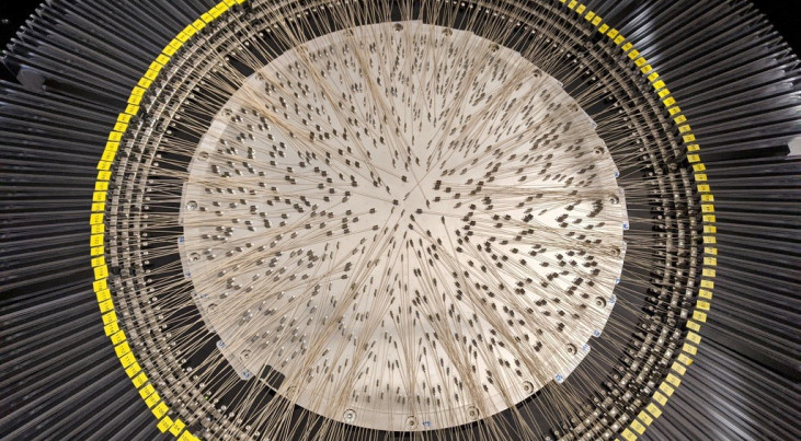 Close-up van het hart van WEAVE. 700 van de 950 glasvezels zijn minutieus gepositioneerd door twee robots die zich buiten beeld bevinden. De gele ring is ongeveer 60 centimeter in diameter. (c) Gavin Dalton/Oxford University/STFC