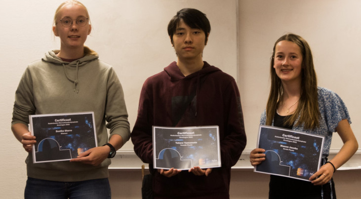 Van links naar rechts: Benthe Sturre (eerste prijs), Yutaro Yamamoto (tweede prijs), Manon Jacobs (derde prijs). (c) RUG)