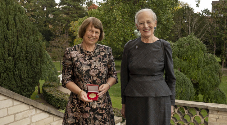 Ewine van Dishoeck met de Deense koningin Margrethe. Credit: Lars Svankjaer