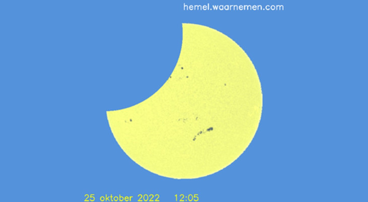 Op 25 oktober lijkt het alsof de maan een hap uit de zon neemt. (c) hemel.waarnemen.com