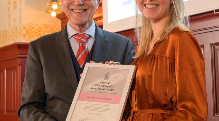 Hanneke Woudenberg ontvangt de KHMW-afstudeerprijs 2022. Credit: Stephanie Driessen
