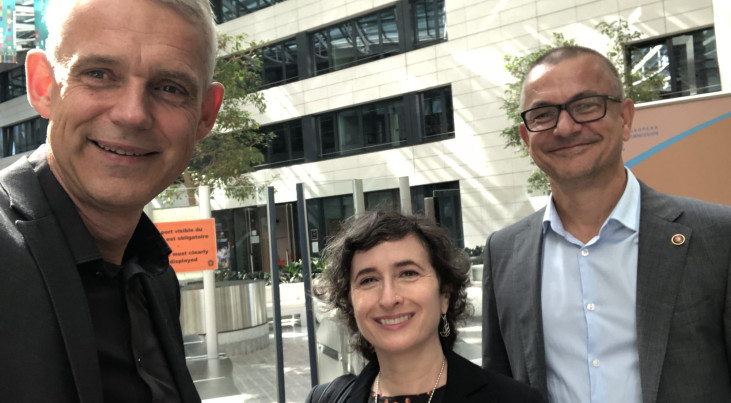 Heino Falcke, Sera Markoff en Rob Fender bij het ERC-hoofdkwartier in Brussel, België. Credit: Heino Falcke (2022)
