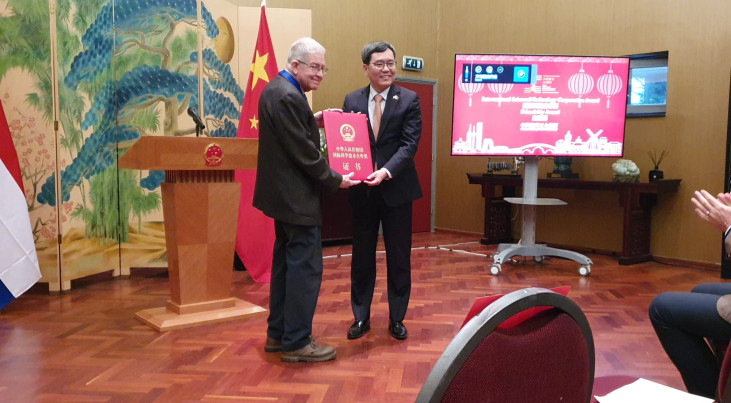Richard Strom ontvangt de prijs uit handen van de Chinese ambassadeur Tan Jian. (c) Richard Strom