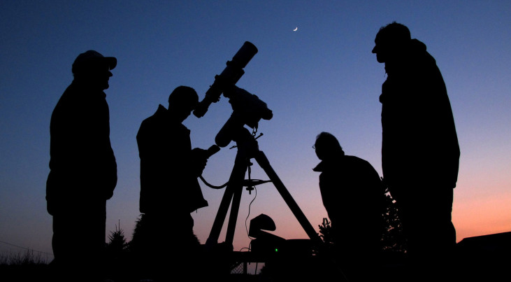 Bezoekers tijdens de Landelijke Sterrenkijkdagen turen met telescopen naar hemelobjecten. (c) Jan Koeman, Volkssterrenwacht Philippus Lansbergen