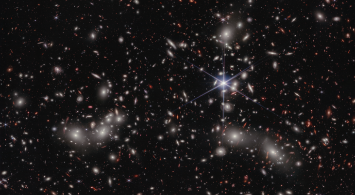 Webb-opname van Pandora’s Cluster met naar schatting 50.000 bronnen van nabij-infrarood licht. Credits: science: NASA, ESA, CSA, Ivo Labbe (Swinburne), Rachel Bezanson (University of Pittsburgh); image processing: Alyssa Pagan (STScI) 