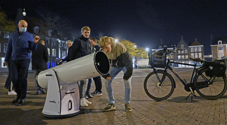 Bezoekers tijdens de Landelijke Sterrenkijkdagen turen met telescopen naar hemelobjecten. (c) Jan Koeman, Volkssterrenwacht Philippus Lansbergen