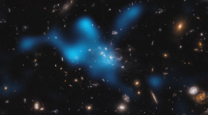Het Spinnenwebstelsel met in blauw heet gas. (c) ESO/Di Mascolo et al.; HST: H. Ford
