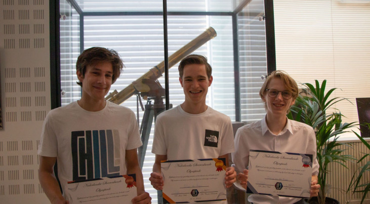 Van links naar rechts: Dave Kroos (derde), Stan de Haas (eerste), Dorus van den Broek (tweede). (c) Anton Pannekoek Instituut voor Sterrenkunde/Universiteit van Amsterdam