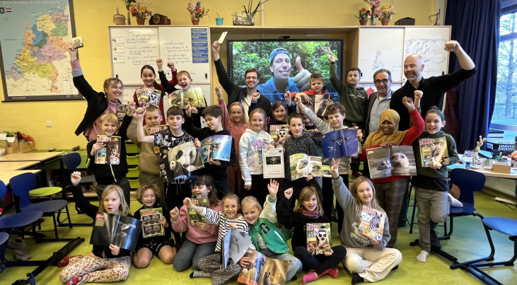 De winnende klas op de foto met Freek Vonk en Peter Barthel. (c) Brederoschool