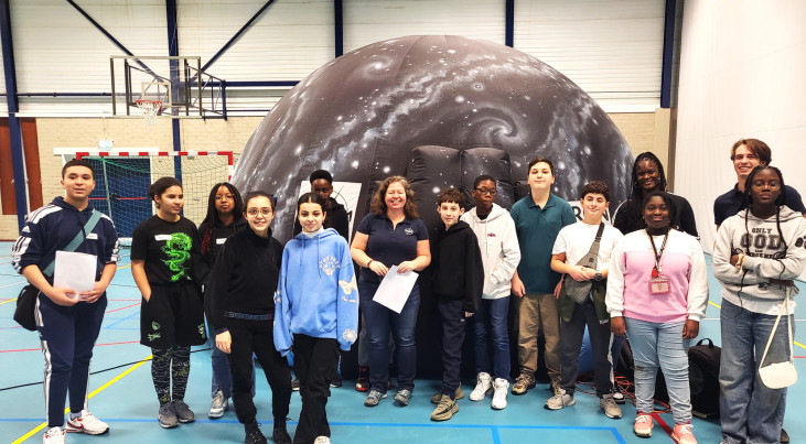 Alumni van Stichting IMC Weekendschool waren de eerste bezoekers van het nieuwe mobiele planetarium. (c) SRON/Frans Stravers