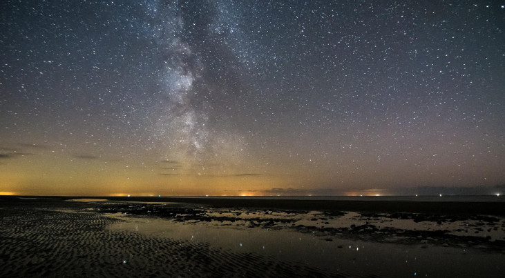 De Melkweg boven de Waddenzee, een van de nog donkere plekken in Nederland. (c) RUG