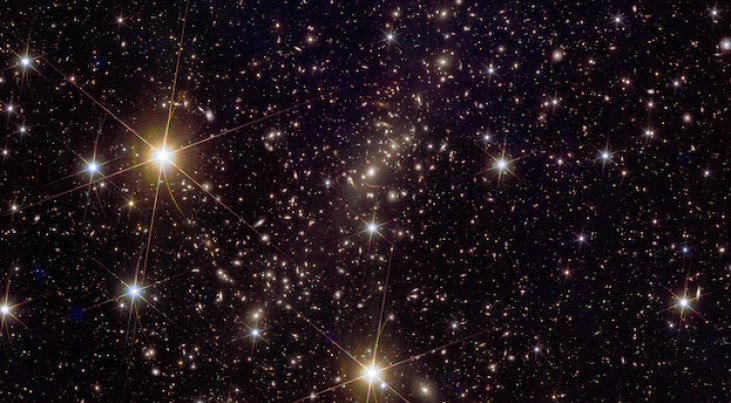 Uitsnede van Abell 2390, waarop een groep gelensde sterrenstelsels te zien is. Credit: ESA/Euclid/Euclid Consortium/NASA, image processing by J.-C. Cuillandre (CEA Paris-Saclay), G. Anselmi
