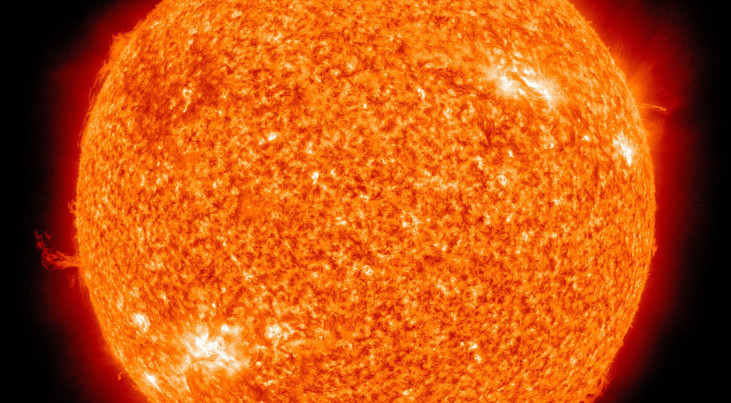 Een ingekleurde satellietfoto van de zon, vastgelegd door de Stereo-missie in 2010. (c) NASA/SDO (AIA) [Public domain, via Wikimedia Commons]
