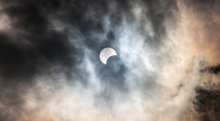 Een gedeeltelijke zonsverduistering in 2013. Wikimedia commons, Ser Marr via CC BY 3.0