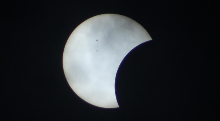 Een gedeeltelijke zonsverduistering. Credit: Wibu lu via CC BY-SA 4.0