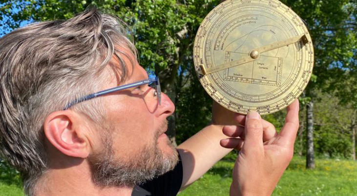Hendrik Hollander met een astrolabium. (c) Hendrik Hollander