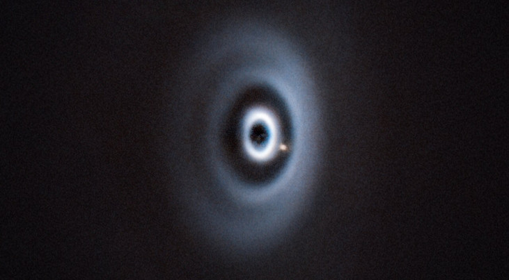 De pasgeboren planeet WISPIT 2b eet zich een weg door zijn stoffige ‘wieg’ terwijl hij rond zijn moederster draait.  Credit: ESO/R. F. van Capelleveen et al.
