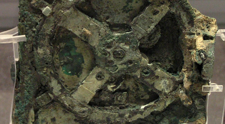 Een deel van het Antikythera-mechanisme zoals het werd opgedoken uit een scheepswrak. Credit: Wikimedia commons, Marsyas via CC BY-SA 3.0