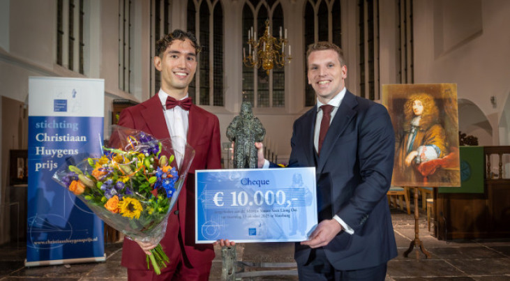 Minister Gouke Moes van Onderwijs, Cultuur en Wetenschap overhandigt prijswinnaar Martijn Oei het bronzen beeld van Christiaan Huygens en de bijbehorende cheque. © Paul Voorham