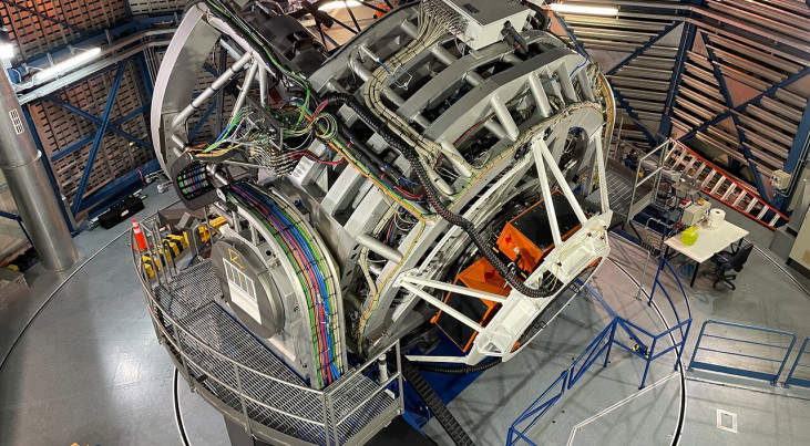 De VISTA-telescoop (Visible and Infrared Survey Telescope for Astronomy) in Chili. Aan de achterkant van de telescoop (rechts) is het 4MOST-instrument geïnstalleerd. (c) AIP/A. Saviauk