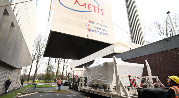 Aankomst van de container waarin de METIS-cryostaat is vervoerd van Zwitserland naar Leiden. Credit: Fred Kamphues